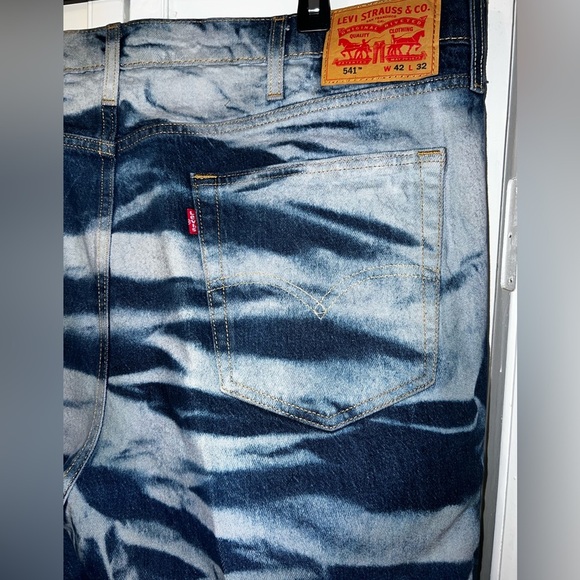 Levi’s Men's 541 Athletic-Fit Bleach Patterned Jeans - Picture 15 of 16